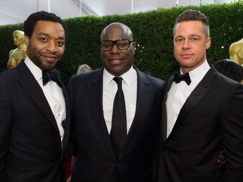 13-11-17-13245309 12 Years a Slave star Chiwetel Ejiofor director Steve McQueen and producer Brad Pitt reunite at the Governors Awards