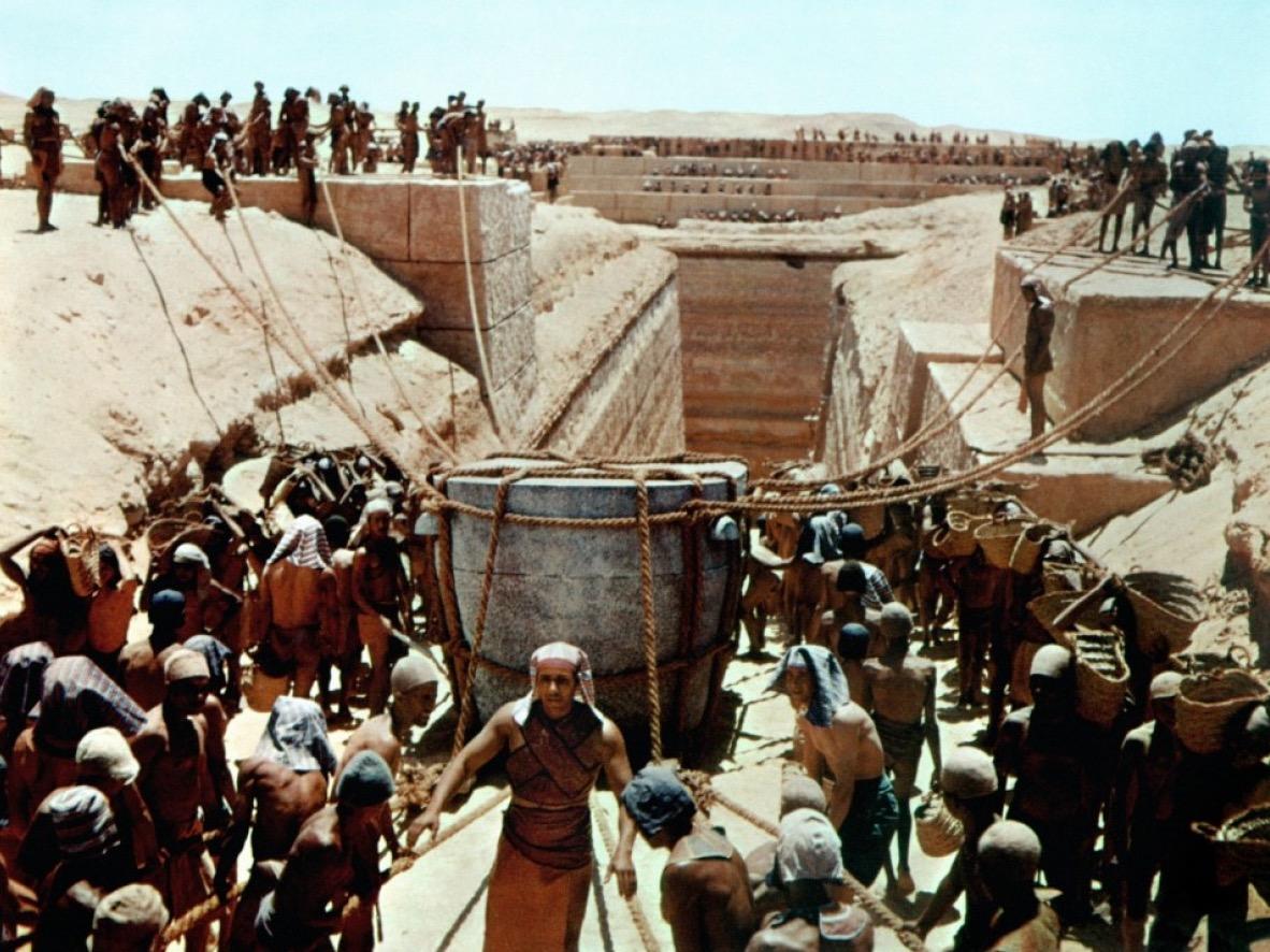 ۹- Land of the Pharaohs  (هاوارد هاکس ۱۹۵۵)